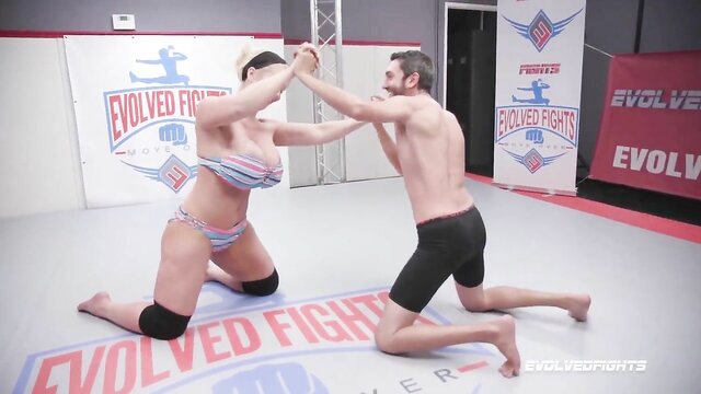 Alura e Jenson dominam luta mista nua, chutando a bolas do perdedor. Veja esta cena erótica de Evolved Fights!
