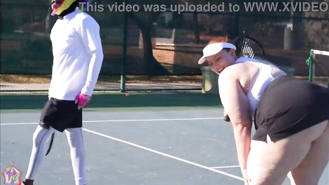 Assista ao vídeo erótico de Mia Dior e Cali Caliente com Gibby the Clown sobre o tênis e a sua vitória no Wimbledon.