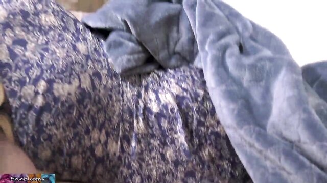 Madrasta dividindo cama com filho e ele não se acalmando | Videos Eroticos | Stepmom Has To Share A Bed With Stepson | Compartilhando Cama.