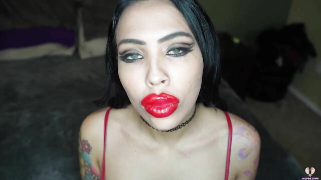 Jasmine Dark e Bimbo Lips oferecendo boquetes eróticos com bigodes e seios enormes.