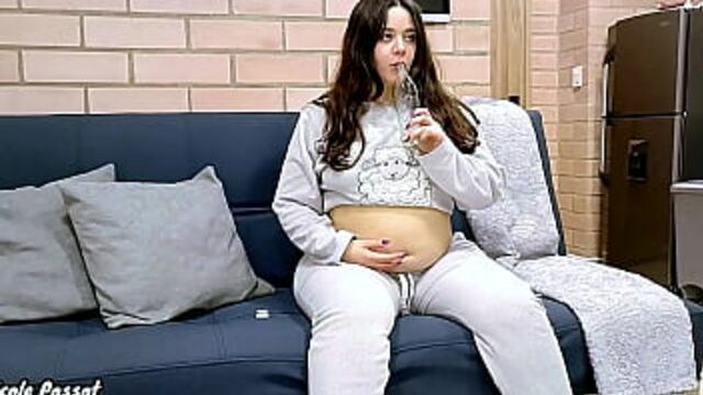 Nicole Passat apresenta vídeo pornô erótico com gordinha cheia de preguiça deitada e em pijamas.