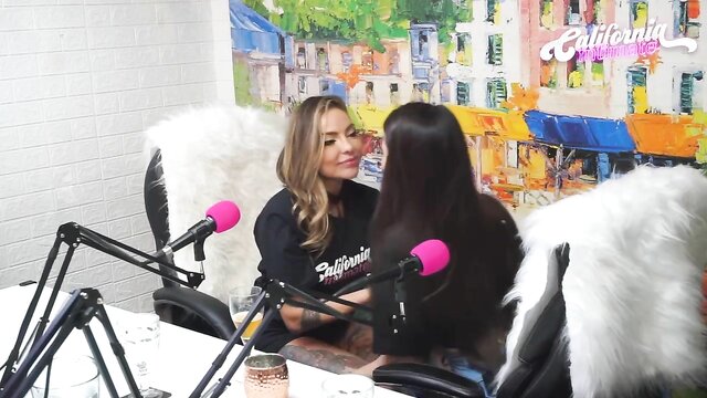 Vídeo amador de Flavia Oliver e Natasha Steffens praticando sexo oral na Califórnia para o podcast Testosterona. Veja os melhores vídeos eróticos aqui!