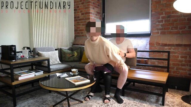 Sexo aconchegante com calças de borracha e suéter em quarto de hotel. Vídeo erótico de Projectfundiary, relaxado e confortável.