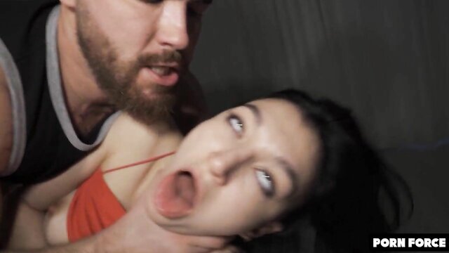 A sessão de amassamento agressivo dá vários orgasmos para Madison Quinn neste filme erótico da Porn Force For Girls.