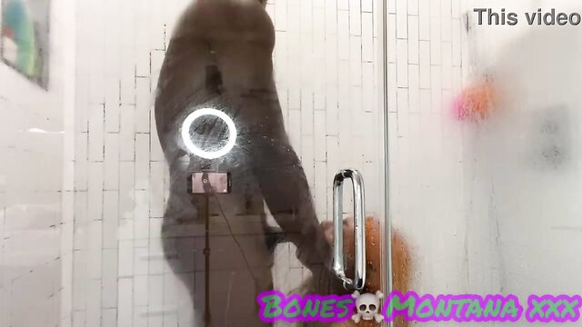 Vídeo porno Drop Soap ft Juicy T com Bones Montana. Sexo erótico, preto, negro, booty, banho, grande bunda, bbw, pau negro e banho fodida.