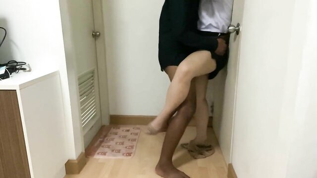 Novinha asiática do Thai Av é filmada em video erótico enquanto mama negão com prazer.