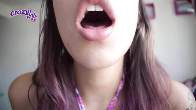 Menina Latina mostrando sua língua longa e gemendo com a webcam. 🔥 Video Eroticos e Gimiendo de Prazer com Gemido Longo da Língua! 🔥