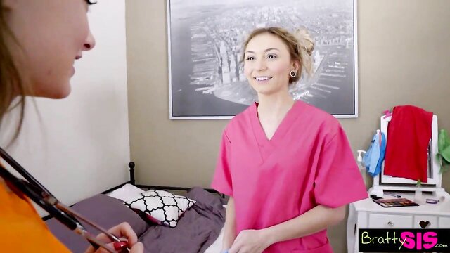 Ver Vídeo irmã pequena enfermeira brincando com Chloe Temple e Kyler Quinn na Bratty Sis. Erotico, facial, loira, petite, blowjob.