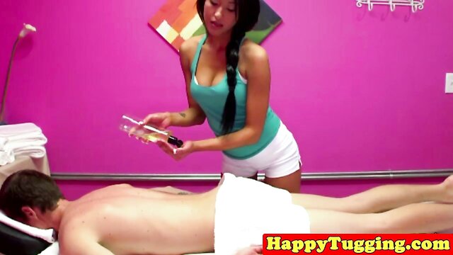 Petite massagem nuru à moda antiga: veja o bom trabalho do masseur erótico de Happy Tugs no seu cliente!