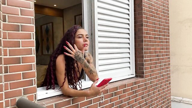 Jefao fazendo novas escondidas na janela com tatuagem, garganta profunda, grande pau, peitos naturais, cabelo longo e pele branca. Filme erótico de Taking the New One Hiding Behind the Window.