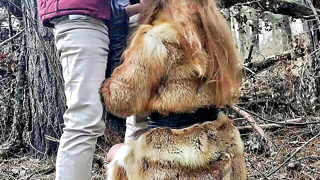 Casal louco por sexo ao ar livre na floresta! Essa jovem ruiva e seu namorado transam e arriscam em um local público no meio dos rigores do inverno. Porno erótico de Rudacat.