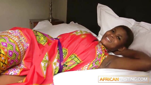 Vídeo Pânico Africano Duro do African Casting : Native African Babe sofre um OUCH! em anal profundo, sexo erótico e muita gozação facial no casting real amador!