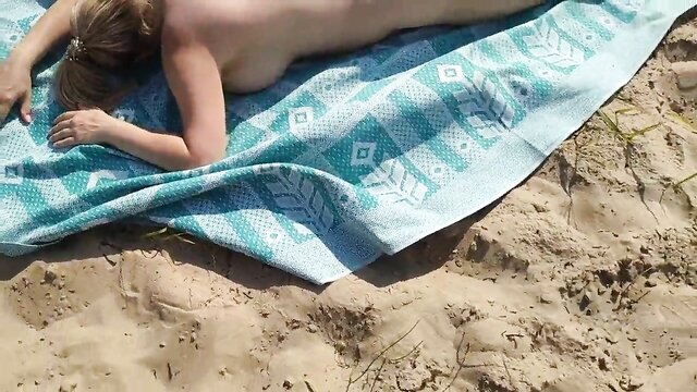 Homem dotado se masturba perto de garota nua em praia de nudismo - Porno erotico - Alekskseny