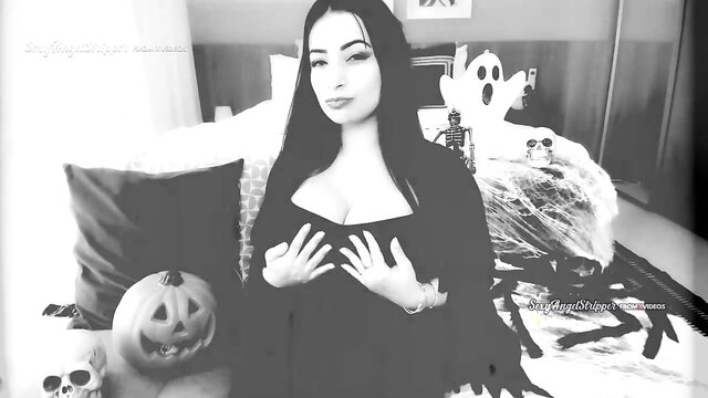 Video de sexo virtual   Horror POV com Morticia Addams! Assista ao vídeo erótico da GFE e veja Morticia Addams sendo fodida doggystyle e ENGOLINDO muita porra.