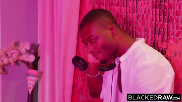 BLACKEDRAW BBC - Thristy Vanessa fazendo um show erótico e interracial de sexo com BBC aterrorizante
