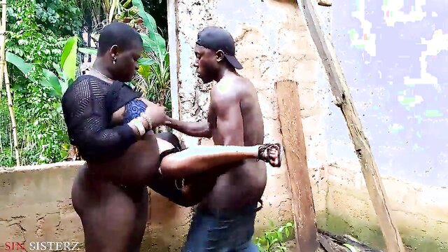 Veja o filme erótico de turismo sexual na África com Sin Sisterz: Fudendo ao ar livre em outra aldeia de homens.