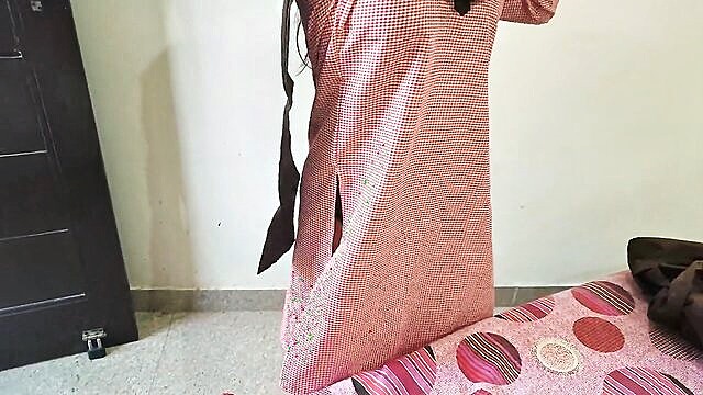 Sizzling Indian college beauty chats loudly while getting drilled doggy style in porn videos.