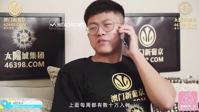 O serviço de quarto encontrou a família acidental e não pôde resistir ao beijo. Vídeo erótico da Mitaochuanmei Up Peach Media.