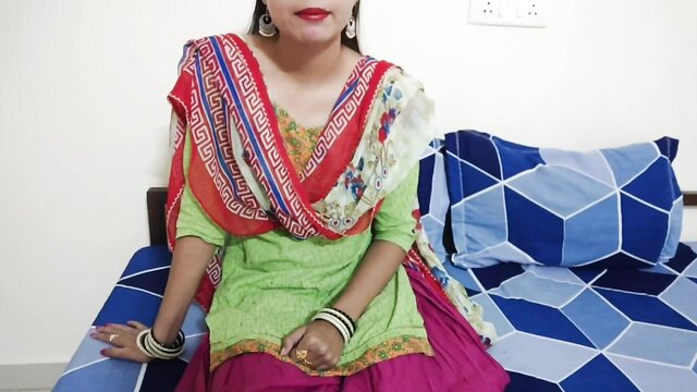 Vídeo pornô de mãe indiana Desi fazendo sexo. Nome Original: Xxx Indian Desi Maa ne Sex Ki Lat Laga Di. Saarabhabhi6 Roleplay em áudio Hindi. Videos Eroticos