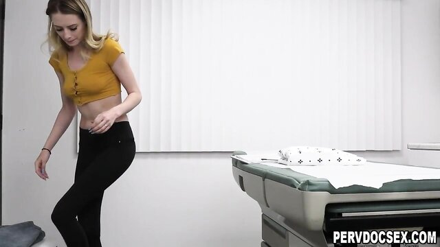 Kyler Quinn em seu primeiro vídeo erótico quebrando o hímen com ajuda do Dr. Marcus London e da enfermeira Jessica Ryan.