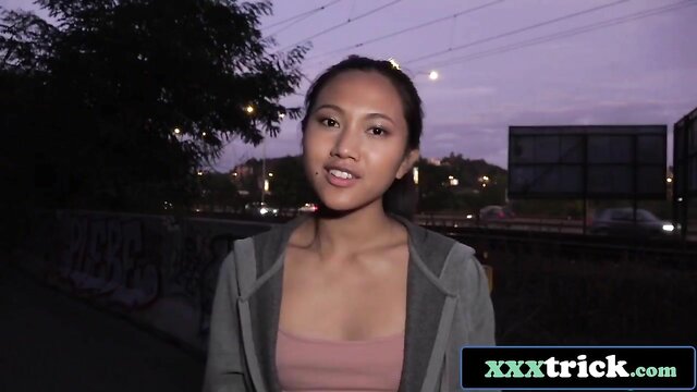 Beleza Asiática Sexy Fodida ao Ar Livre - May Thai - Vídeo erótico