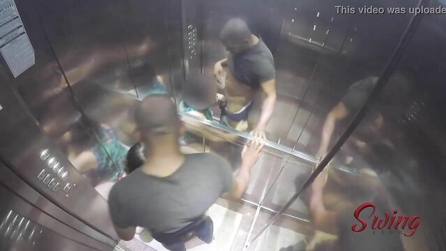 Sorayyaa e Leo Ogre sendo flagrados fazendo sexo no elevador do Swing Club - Vídeo erótico