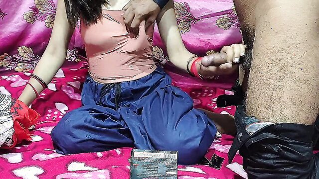 Vídeo de sexo caseiro com Jawan Sali. Chudai e guarda-chuva. A bhabhi desi tesuda e a safada fazendo sexo duro na cama. Linda morena aproveitando ao máximo.