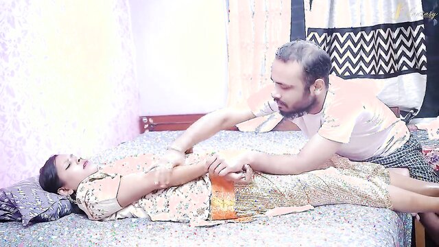 Makan Malik e o namorado dela, o naukar, desfrutando um erótico chudai que tem como cenário a casa de Makan Malik enquanto a esposa está viajando.