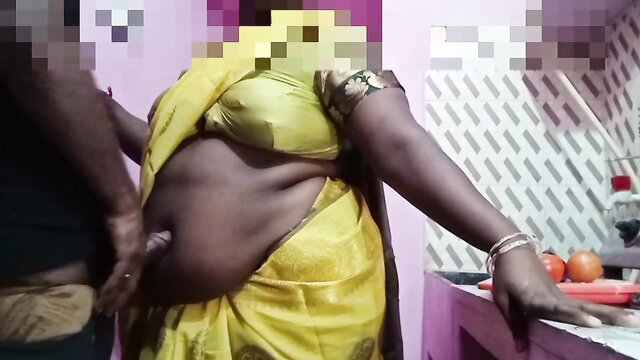 Esposa Tamil lambendo e chupando umbigo quente. Sexo erótico na sala do umbigo do meu adorável esposa tamil. Apenas olhar é uma felicidade, mas lambendo é ainda melhor. O umbigo da esposa tamil é tão bom. OneDayLife.