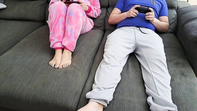 Irmão passo chupando irmã passo e comendo esperma enquanto joga videogame - Videos Eroticos de Miss Squirting.