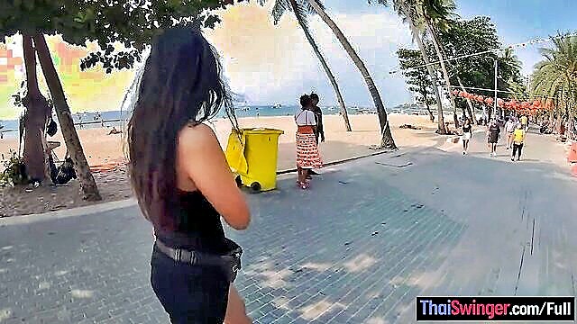 Adolescente amadora tailandesa com bunda grande faz um filme pornô com turista dotado na praia de Pattaya.