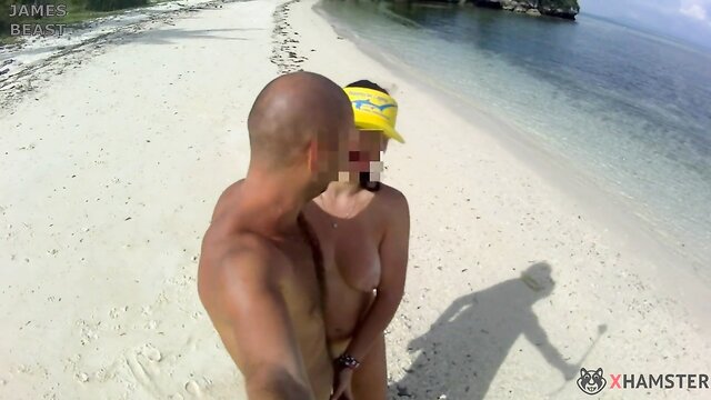 Casal amador russo caminhando nu em uma praia deserta - Vídeos eróticos e fotos desse casal se divertindo ao ar livre com James Beast.