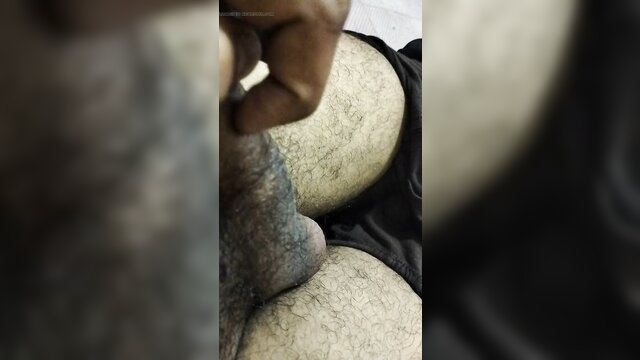 Desi Mota Taza em vídeo erótico de sexo rough fazendo fisting, handjob, massage, masturbação, spanking e striptease pela produtora Cockshake.