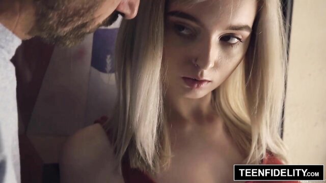 Lexi Lore fodida por Steve Holmes - Teenfidelity - Vídeos eróticos