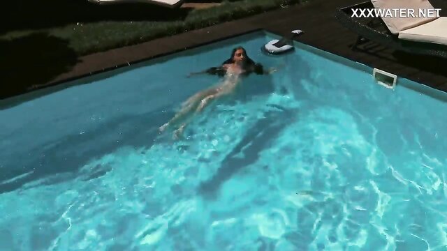 Lana Lelani\'s stunning performance in the water