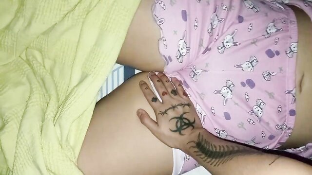 Amigo chamou à noite para mostrar algo especial:My friend called me in the middle of the night because she wanted to show me something and  she said to record it.Vídeo erótico da Fetish Hoes com teen, pussy, tits, latina, petite, milf, etc.