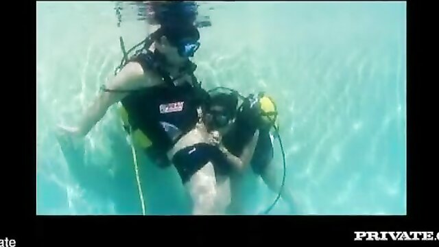 Priva sendo fodida embaixo da água durante aula de mergulho antes do sexo anal, em cena erót