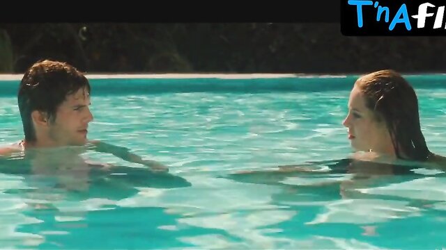 Margarita Leviega de biquni desfruta de uma cena quente na piscina