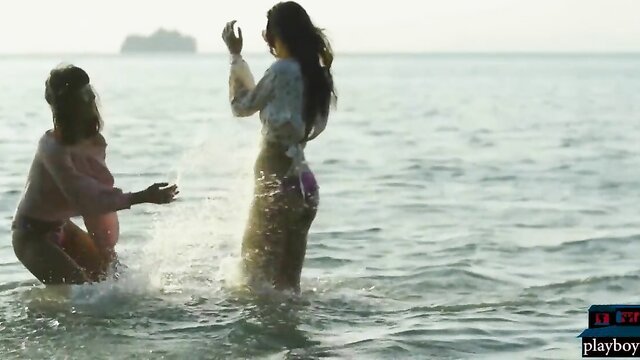 Namoradas lésbicas asiáticas e europeias jogam no oceano - Video erótico com Cara Pin e