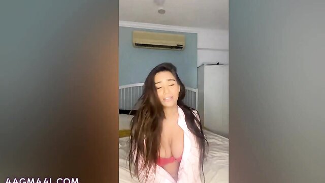 Poonam Pandey\'s solo performance: Big tits, big ass, and fingering