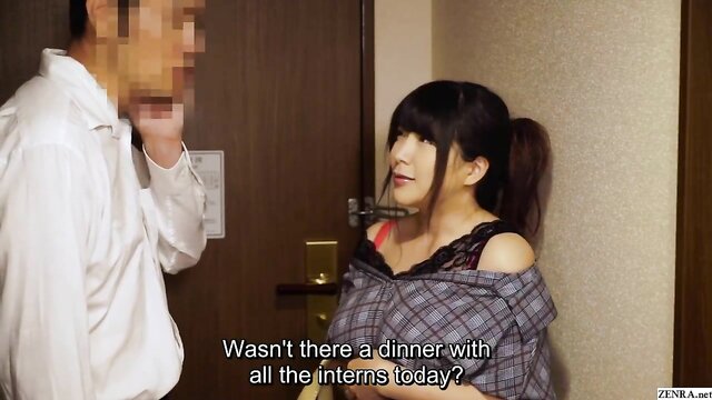 Entrega japonesa sexy com peitos grandes encontra-se com estudante em casa - vídeo erótico Zenra com palavra