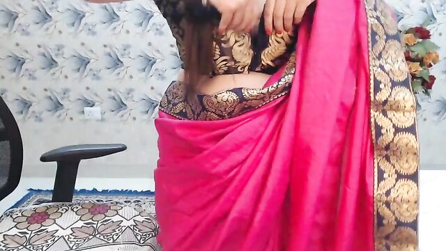 Desi babe Mahimagicdoll9999 shows off her boobs in solo masturbation