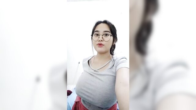 Beautiful Fat Women with Big Boobs in Live Stream from Indonesia