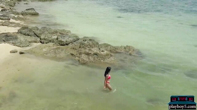 Tailandesa Kahlisa faz striptease ao ar livre para o PlayBoy na praia: vídeo erótico com grandes mamas.
