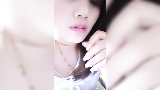 Thai beauty masturbates in homemade video