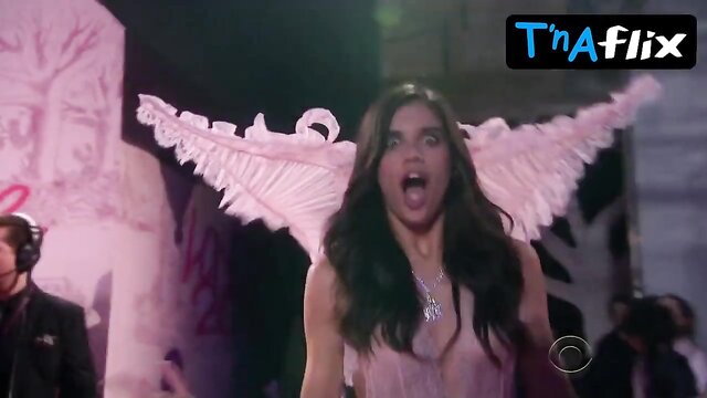Lily Aldridge\'s HD porn scene in Victoria\'s Secret Fashion Show 2014